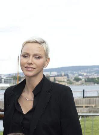Charlene de Monaco avec un chemisier en soie et détail Swarovski à 1 190€.
