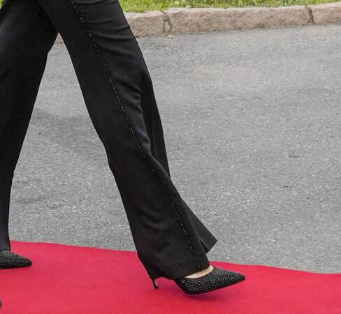 La princesse Charlene de Monaco opte pour une paire d'escarpins 100% pailletés de la griffe suisse Akris, le 22 juin 2022.
