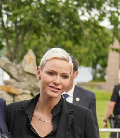 La princesse Charlene de Monaco  stylise son look de bijoux argentés à Oslo le 22 juin 2022. 