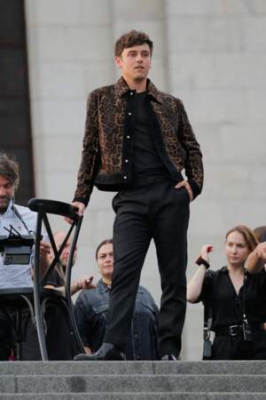 Tom Daley en veste en tweed courte au défilé de mode Hommes printemps-été "AMI" au Sacré Coeur à Pari, le 23 juin 2022.