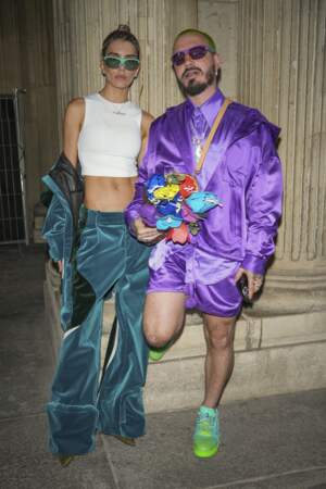 Le chanteur J Balvin et sa compagne Valentina Ferrer dans des tenues flashy au défilé Homme printemps-été 2023 Louis Vuitton dans la cour Carrée du Louvre à Paris. 