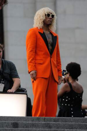 Anderson Paak opte pour le costume orange flashy au défilé de mode Hommes printemps-été "AMI" au Sacré Coeur à Paris, le 23 juin 2022
