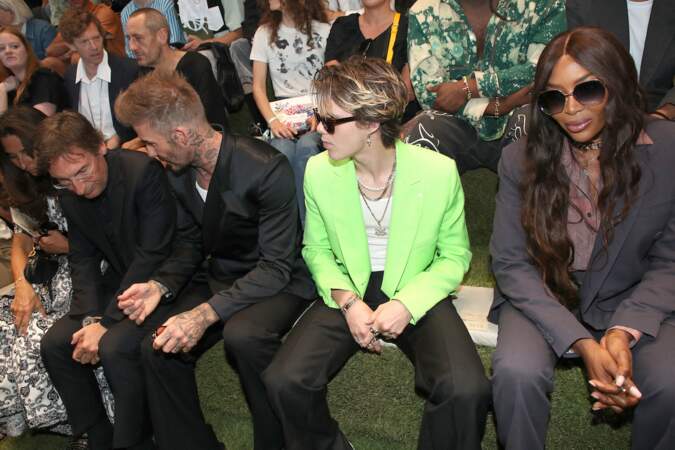 David Beckham et son fils conversant lors du défilé Dior Homme printemps-été 2023, vendredi 24 juin 2022 