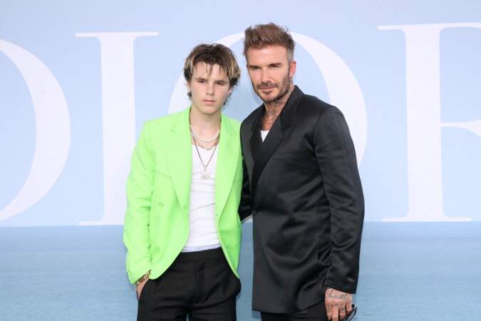Le frère de Brooklyn et Roméo Beckham  a choisi de se démarquer  au défilé Homme printemps-été 2023 Dior en surfant sur une tendance de la saison : le néon. 