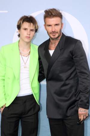 En tenues de lumière, David Beckham et son fils cadet, Cruz, ont fait sensation sur photocall du très suivi défilé homme printemps-été 2023 de la maison Dior, vendredi 24 juin 2022