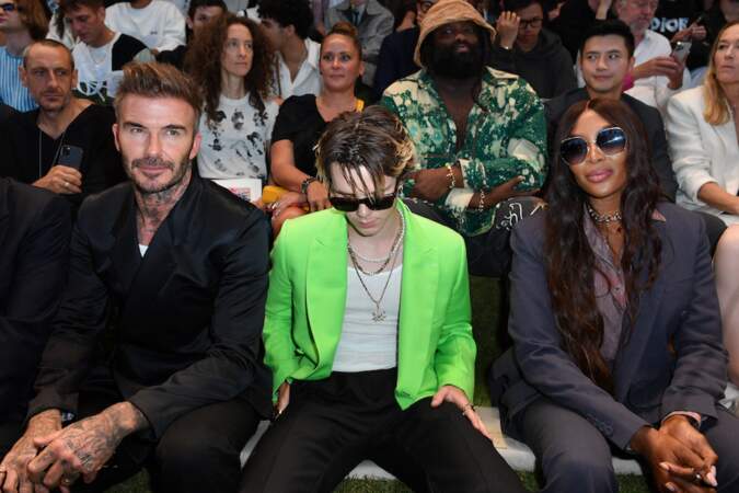 
David Beckham et son fils Cruz, au front row du défilé Dior, le 24 juin 2022, aux côtés de Naomi Campbell
