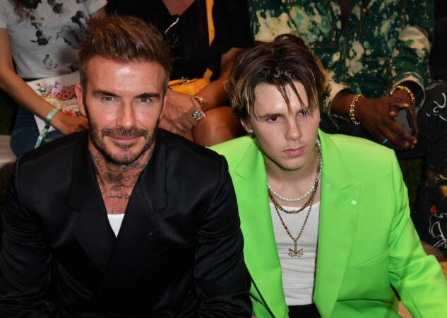 David Beckham et son fils Cruz absorbés par les silhouettes du  du défilé de mode Homme printemps-été 2023 Dior - le 24 juin 2022