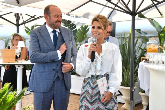  Laura Tenoudji et Lionel  Servant, le directeur général de l'hôtel Negresco, sur la nouvelle Plage du Negresco à Nice, le 24 juin 2022. 