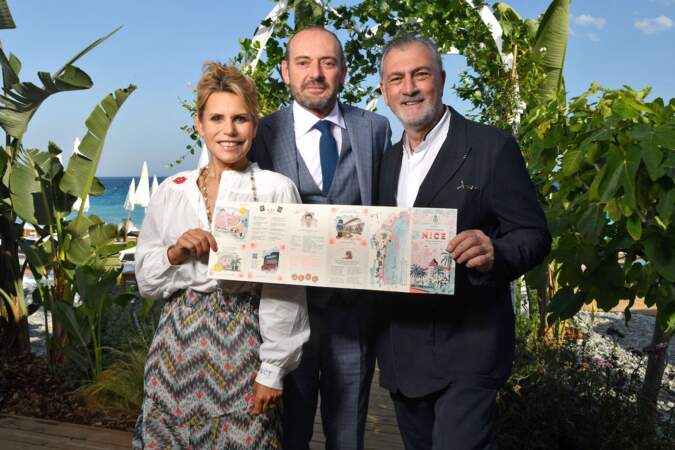 Laura Tenoudji, Lionel Servant, le directeur général de l'hôtel Negresco, et Robert Roux, adjoint au maire de Nice délégué à la culture, le 24 juin 2022 sur la nouvelle Plage du Negresco à Nice. 