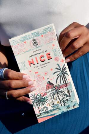 Le nouveau guide des bonnes adresse de Nice de Laura Tenoudji, présenté sur plusieurs pages en accordéon.