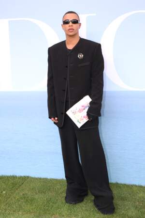 Olivier Rousteing en costume noir à pantalon flare pour assister au défilé homme Dior - collection printemps/étét 2023, le 24 juin 2022. 