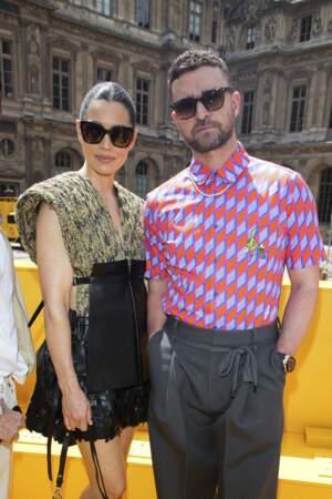 Jessica Biel et son mari Justin Timberlake en polo boutonné à motif pour assister au défilé homme Louis Vuitton - collection printemps/été 2023, le 23 juin 2022. 