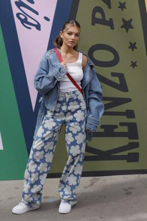 Thylane Blondeau en total look en jean pour assister au défilé homme Kenzo - collection printemps/été 2023, le 26 juin 2022.
