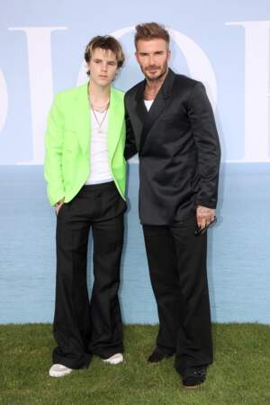 La team Beckam, David et Cruz sont invités au défilé homme Dior - collection printemps/été 2023, le 24 juin 2022. Une veste de costume verte flashy pour Cruz Beckham et un costume traditionnelle a pantalon flare pour David Beckam. 