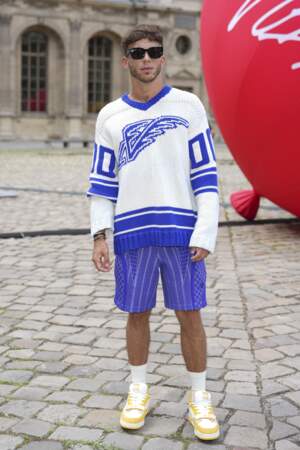 Pierre Gasly, la star française de formule 1 porte un ensemble bleu électrique au défilé homme Louis Vuitton - collection printemps/été 2023, ce 23 juin 2022.