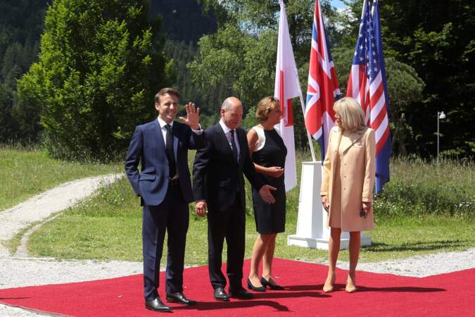 Brigitte Macron en robe et trench nude avec Emmanuel Macron, Olaf Scholz (chancelier d'Allemagne) et sa femme Britta Ernst, le 26 juin 2022.