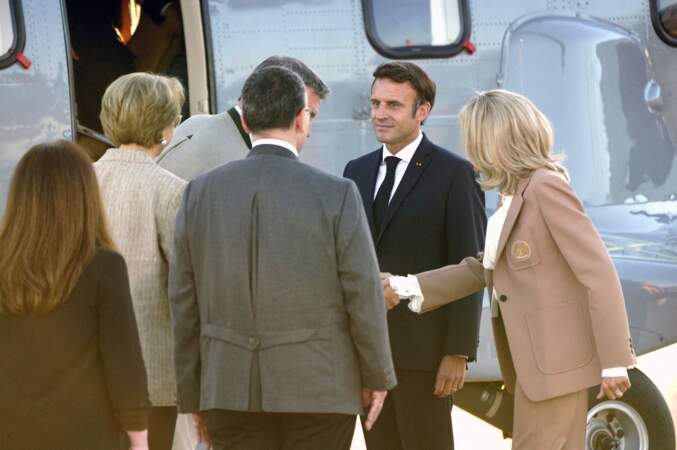 Le président français Emmanuel Macron et sa femme Brigitte Macron sont accueillis par le Premier ministre bavarois Markus Soeder à leur arrivée à l'aéroport Franz Josef Strauss de Munich, dans le sud de l'Allemagne, le 25 juin 2022, à la veille du sommet du G7 .