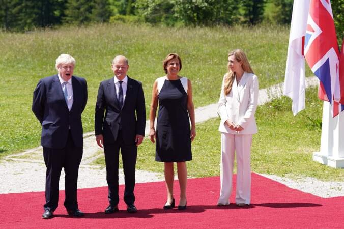 Boris Johnson, Olaf Scholz  et sa femme Britta Ernst, et Carrie Johnson, lors du G7, à Krun en Allemagne, le 26 juin 2022.