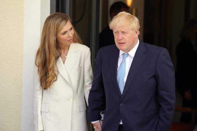 Boris Johnson et sa femme Carrie Johnson en costume blanc porté à même la peau,  lors du sommet du G7 à l'hôtel "Schloss Elmau" à Krun en Allemagne, le 26 juin 2022.
