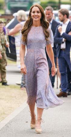 Kate Middleton dans sa robe longue fleurie LK Bennett et ses espadrilles, le 23 juin 2022