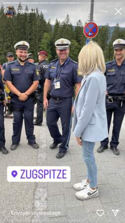Brigitte Macron dans des tons bleus en veste de blazer, jean slim et baskets No Name lors du sommet du G7 en Allemagne le 27 juin 2022