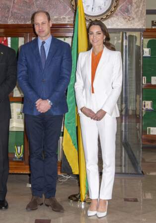 Kate Middleton enfile un costume blanc signé Alexander McQueen lors de son deuxième jour en Jamaïque, le 23 mars 2022