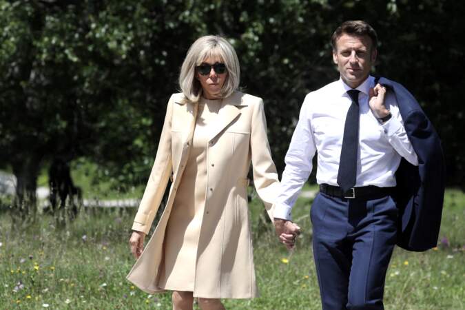 brigitte Macron : lunettes de soleil, trench et robe droite couleur sable, elle est la femme star du G7