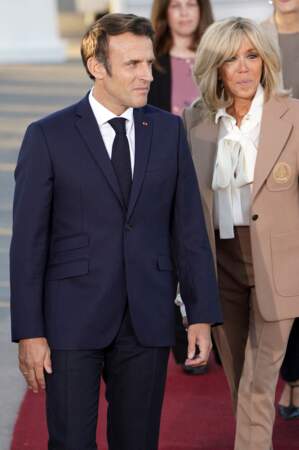 Emmanuel Macron et sa femme Brigitte Macron, en costume Louis Vuitton pour leur arrivée à Munich pour le sommet du G7, le 25 juin 2022