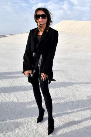Victoria Beckham est stylée en total look noir pour son premier défilé Jacquemus intitulé "Le Papier" - collection automne hiver 2022-2023, le 27 juin 2022.
