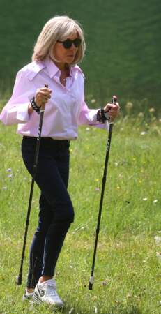 Brigitte Macron, la Première Dame française porte un jean skinny et une chemise rose pour une marche nordique lors du premier jour du sommet du G7 en Allemagne, le 26 juin 2022.