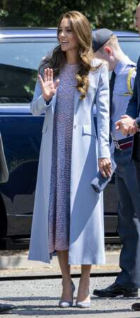 Kate Middleton recycle sa robe à motif signée LK Bennett lors de sa visite au musée de l'Université de Cambridge, le 23 juin 2022 