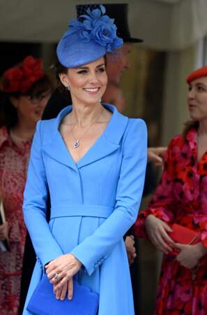 Kate Middleton en robe bleue Alexander McQueen et escarpins à détail Aquazzura, le 13 juin 2022 