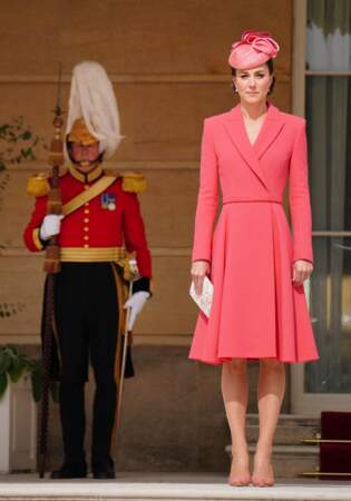 Kate Middleton en robe blazer corail lors de la Royal Garden Party à Buckingham Palace, le 18 mai 2022 