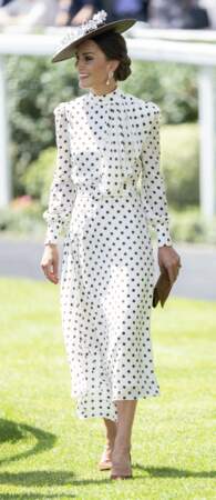 Kate Middleton en robe à pois sur fond blanc de la marque Alessandra Rich, le 17 juin 2022