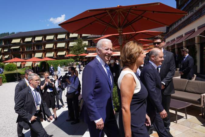 Joe Biden, Olaf Scholz et sa femme Britta Ernst en robe droite graphique noire et blanche