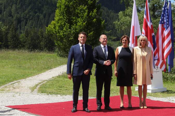 Emmanuel Macron, président de la République Française, et la Première dame Brigitte Macron, avec Olaf Scholz (chancelier d'Allemagne) et sa femme Britta Ernst au photocall de la cérémonie d'accueil officielle du sommet du G7 à l'hôtel "Schloss Elmau" à Krun en Allemagne, le 26 juin 2022.