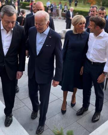 Brigitte Macron en robe de soirée bleu nuit avec Emmanuel Macron et Joe Biden