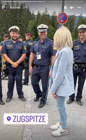 Brigitte Macron conjugue sa paire de basket No Name à une veste de blazer bleue ciel lors du premier jour du sommet du G7 en Allemagne, le 26 juin 2022. 
