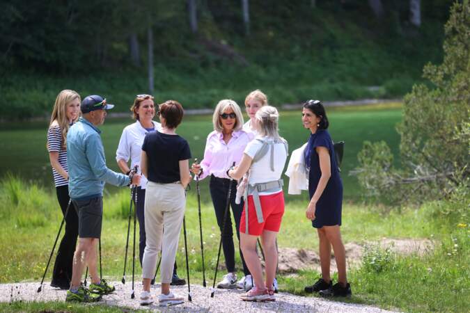 Carrie Johnson, Brigitte Macron, Britta Ernst Miriam Neureuther, ancienne biathlète, et Amélie Derbaudrenghien, lors d'une randonnée qui fait beaucoup jaser.