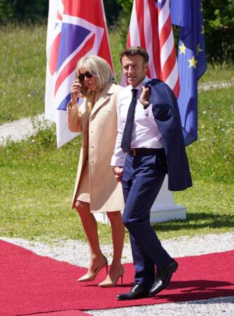 Emmanuel Macron et Brigitte Macron, au photocall de la cérémonie d'accueil officielle du sommet du G7 à l'hôtel "Schloss Elmau" à Krun en Allemagne, le 26 juin 2022.