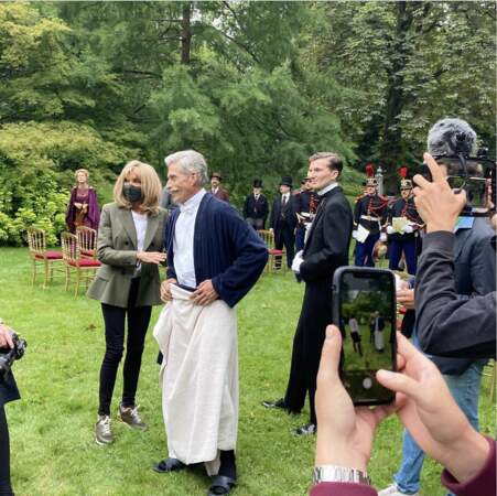 Brigitte Macron porte des baskets kaki pour rendre visite aux acteurs du film "Le tigre et le président" de Jean-Marc Peyrefitte, vendredi 16 juillet 2021. 