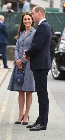 Kate Middleton recycle pour la troisième fois son manteau Michael KorsElle accessoirise son look d'un sac bleu marine de chez Polène - Numéro 7 d'une valeur de 350€ 