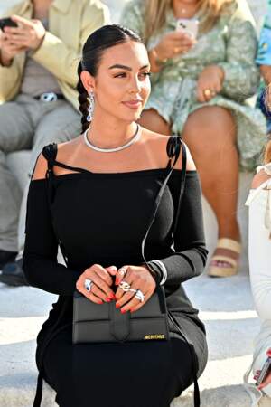 Georgina Rodriguez, la femme de Cristiano Ronaldo fait sensation dans une robe qui épouse ses formes lors du défilé Jacquemus, le 27 juin 2022. 