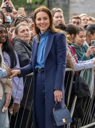 Kate Middleton en manteau bleu marine Catherine Walker & Co, le 11 mai 2022. Elle accessoirise son look d'un mini-sac Polène - Numéro 7 d'une valeur de 350€ 