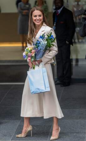 Kate Middleton en total look beige à Londres, le 27 avril 2022 