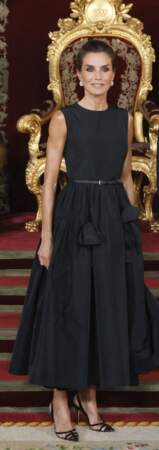 Letizia d'Espagne, une hôtesse de charme en robe de bal noire et escarpins assortis.