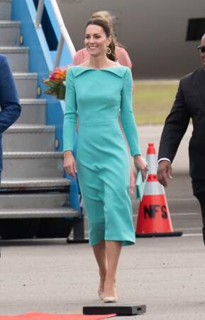 Kate Middleton dans une robe midi bleue turquoise lors de sa tournée aux Caraïbes, le 24 mars 2022. 