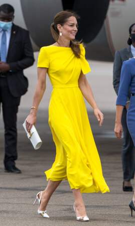 Kate Middleton en robe midi jaune Roksanda, une paire d'escarpins à talons très hauts Aquazurra et pochette Ferragamo, le 22 mars 2022