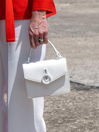 Kate Middleton porte un petit sac à bandoulière avec la fermeture Rider's Lock signature de Mulberry. Fabriqué à partir d'un cuir de vachette souple disponible à partir de 785€
