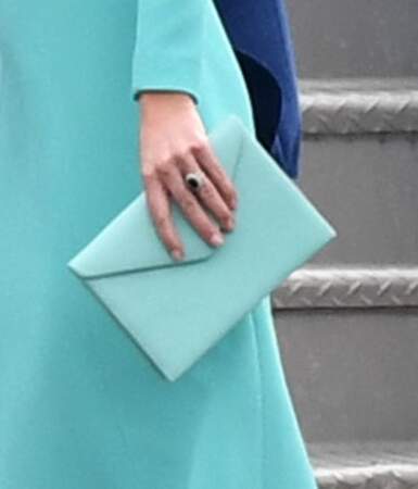 Kate Middleton assortit sa pochette rectangulaire à sa tenue bleue turquoise, le 24 mars 2022.